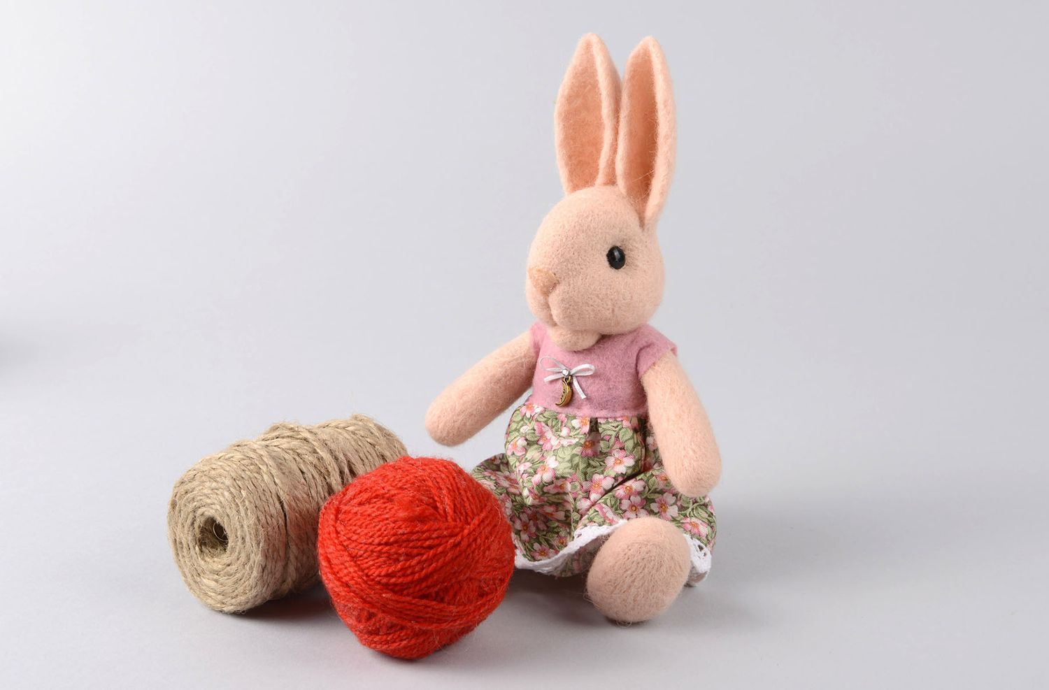Peluche décorative Jouet en laine fait main Lapin en robe Cadeau enfant photo 5