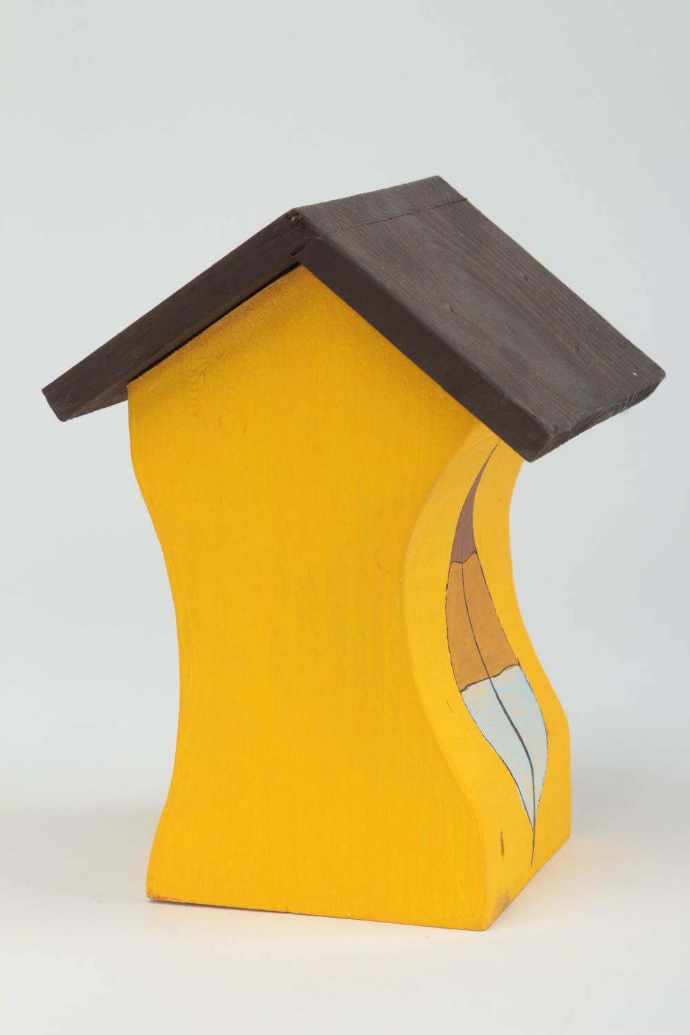 Деревянная статуэтка домик небольшой желтый с коричневой крышей ручной работы фото 3