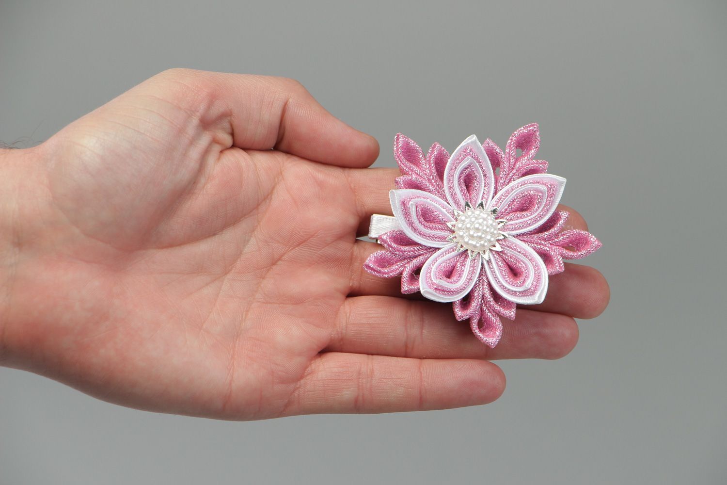 Handgemachte Haarklemme mit Blume aus Atlas mit Kugeln weiß und rosafarbig klein foto 4