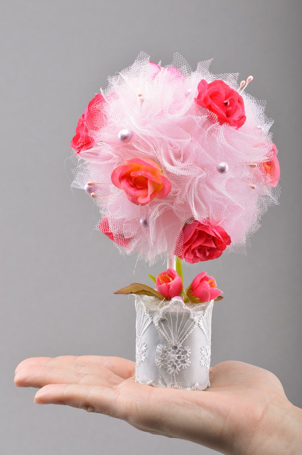 Handgemachter Deko Topiary aus Tüll und Kunststoffblumen mit Flussperlen und Bändern foto 1