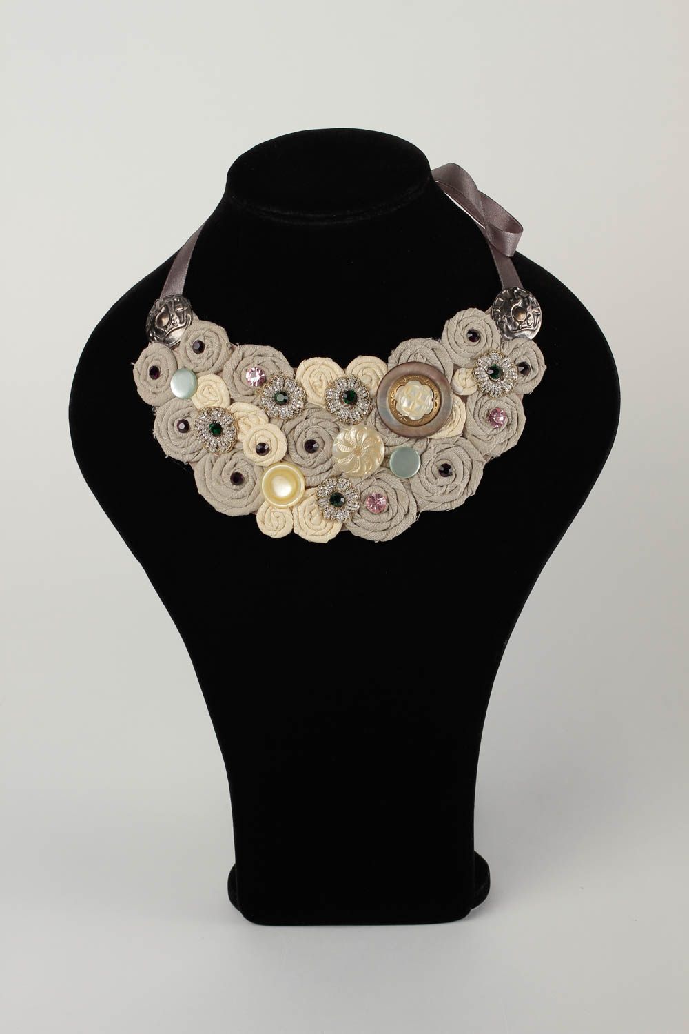 Gros collier Bijou fait main beige tissu perles fantaisie boutons Cadeau femme photo 1