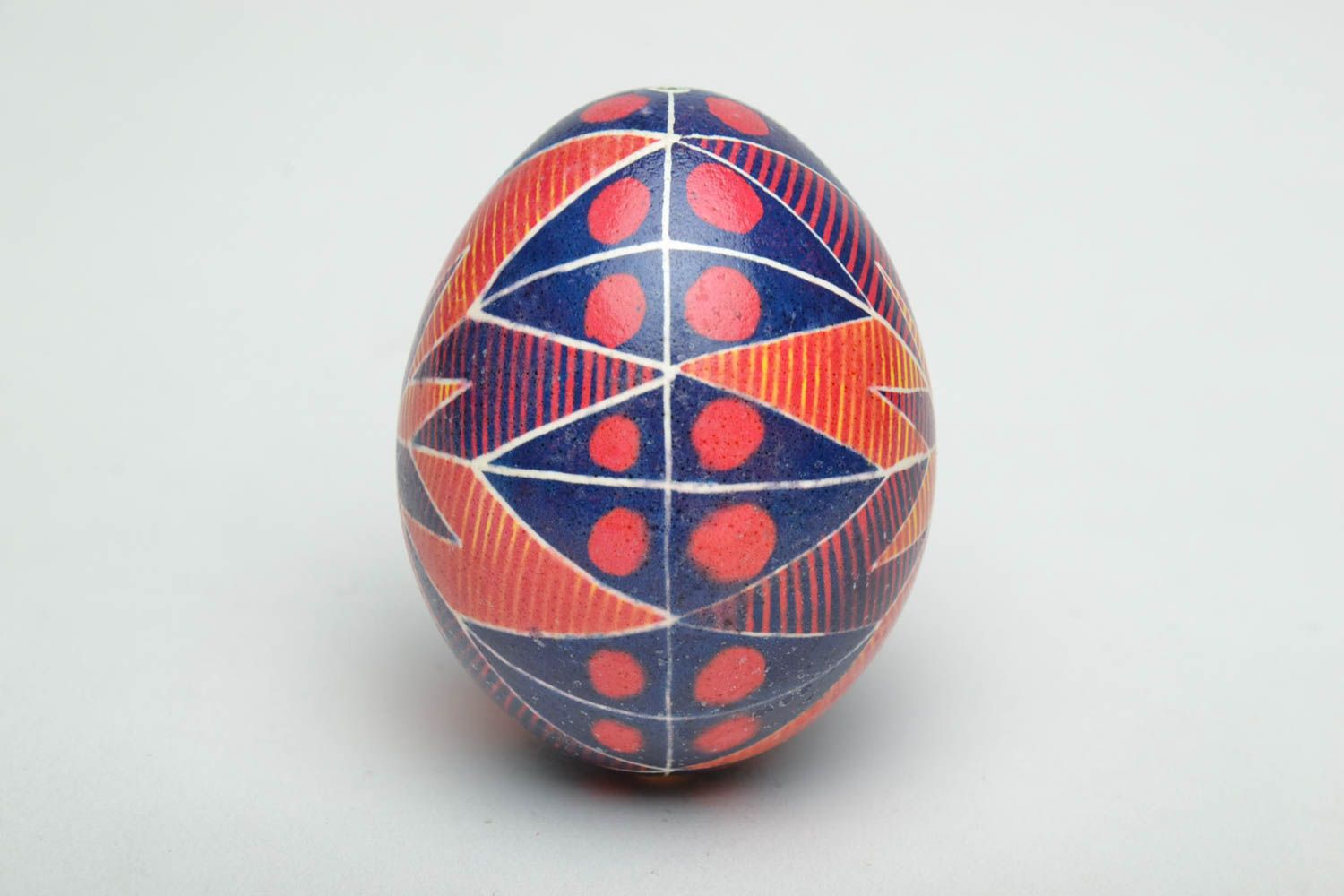 Huevo decorativo de Pascua pintado en estilo ucraniano foto 3