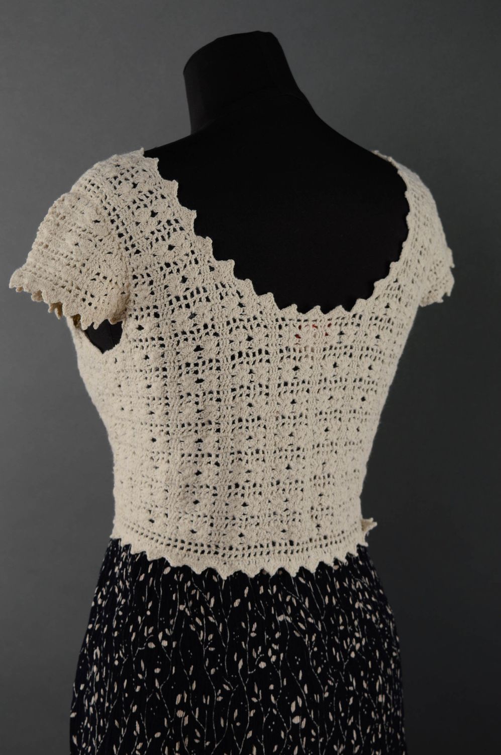 Robe tricotée au crochet mi-longue blanche et noire faite main photo 2
