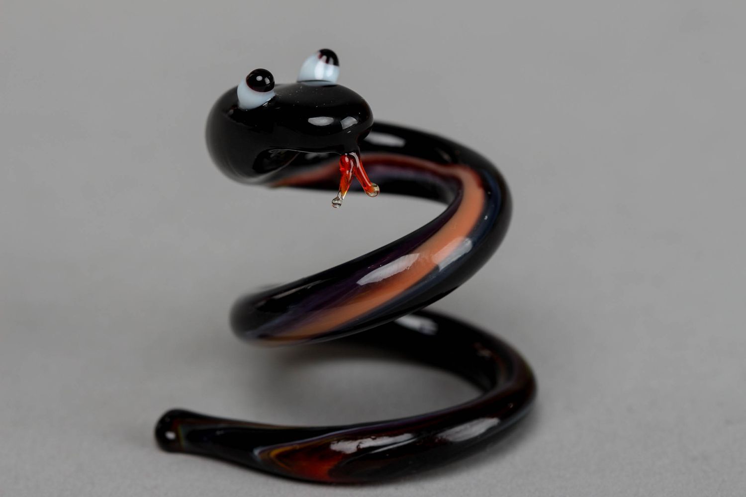Фигурка змеи из стекла в технике лэмпворк фото 1
