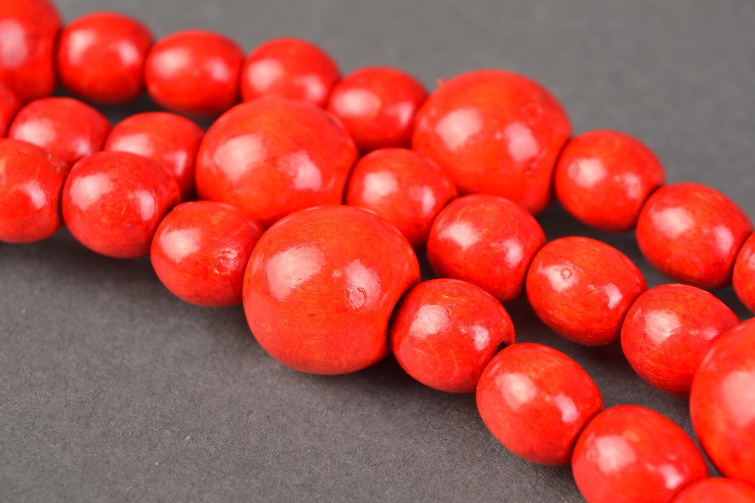 Collier en perles de bois rouges multirang fait main style ethnique Ukrainienne photo 3