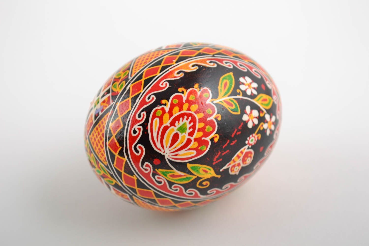 Huevo de Pascua pintado a mano con arcílicos artesanal con flor foto 3