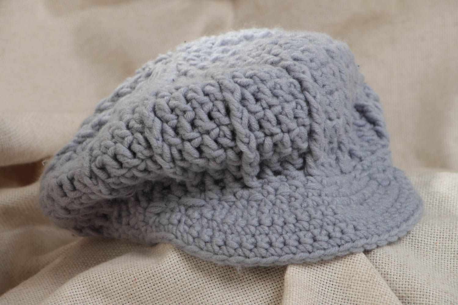 Béret avec visière gris tricoté en laine au crochet fait main élégant pour femme photo 1