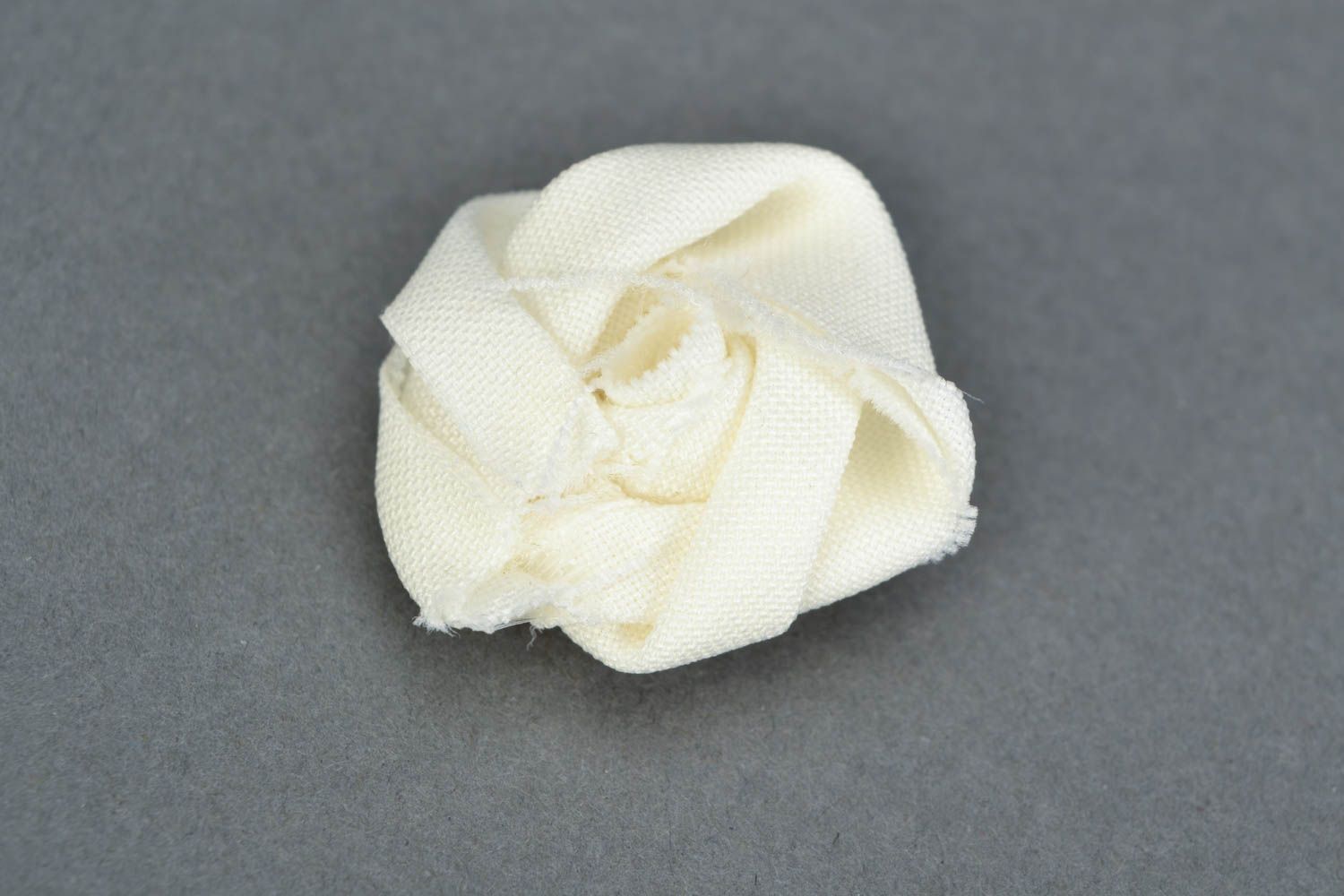 Роза из ткани белая ручной работы заготовка под брошь или заколку для волос фото 4