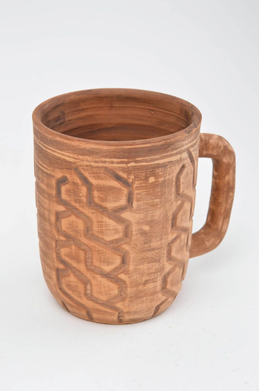 Tasse en argile faite main modelée marron avec ornements vaisselle écologique photo 3