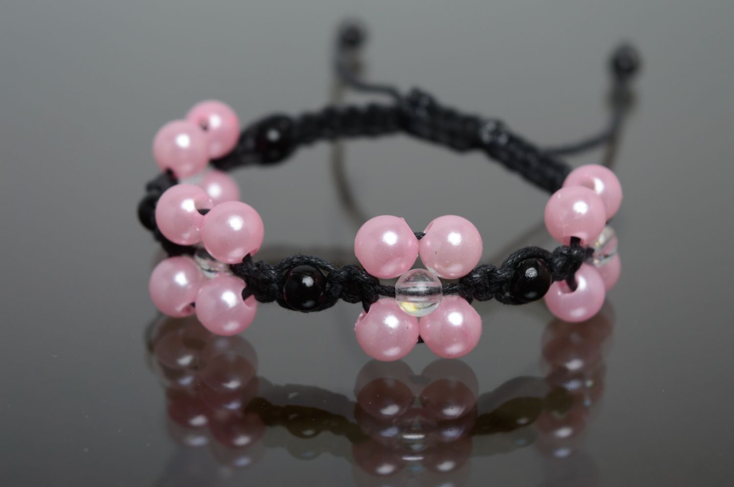 Bracelet en cordon tressé étroit avec perles en céramique noir et rose  photo 1