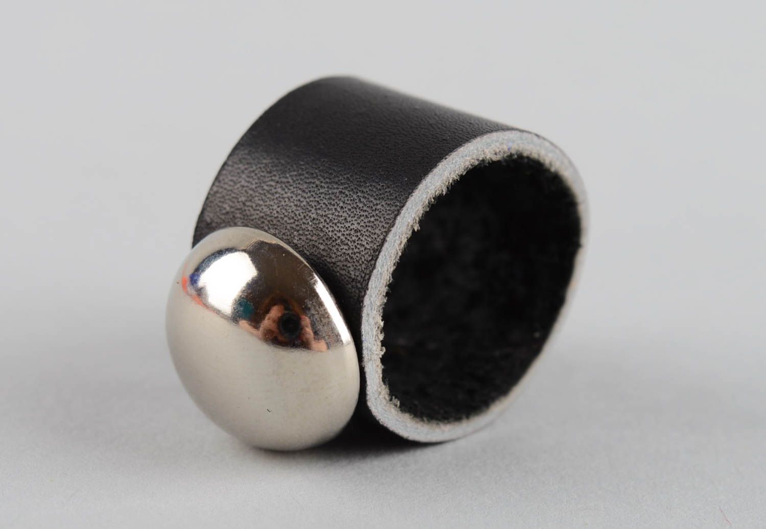 Широкое черное кольцо из кожи ручной работы оригинальное красивое объемное фото 5