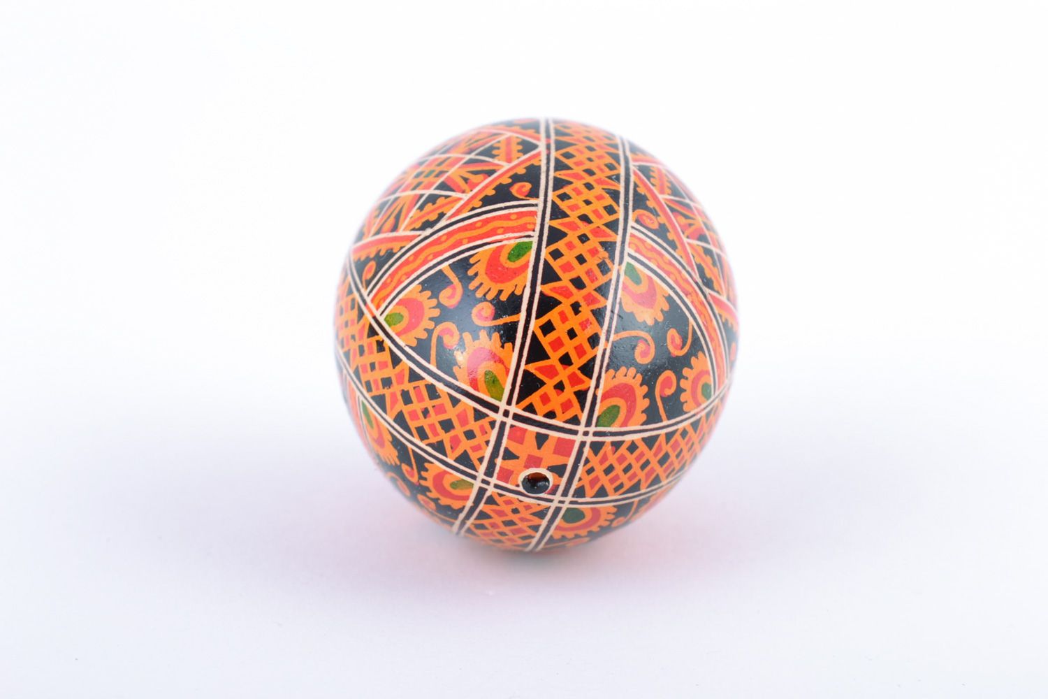 Huevo de Pascua artesanal pintado vistoso con ornamentos tradicionales eslavos foto 5