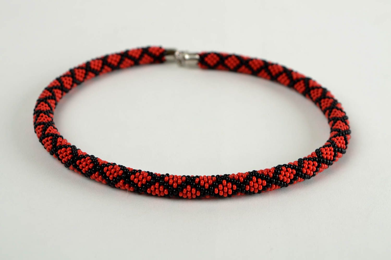 Ожерелье из бисера украшение ручной работы авторское украшение красное с черным фото 3