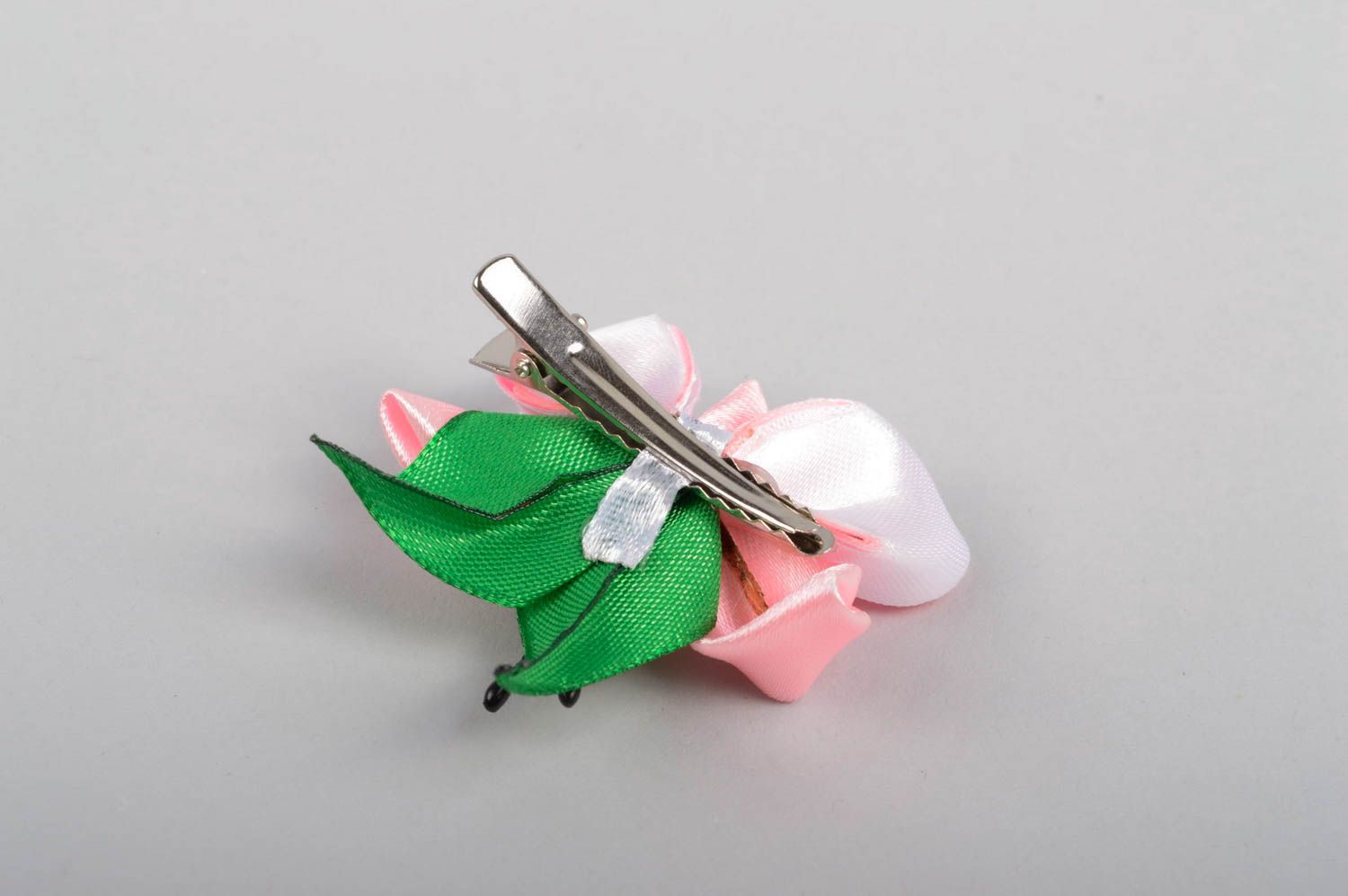 Нарядное украшение ручной работы розовая заколка с цветком аксессуар для волос фото 4