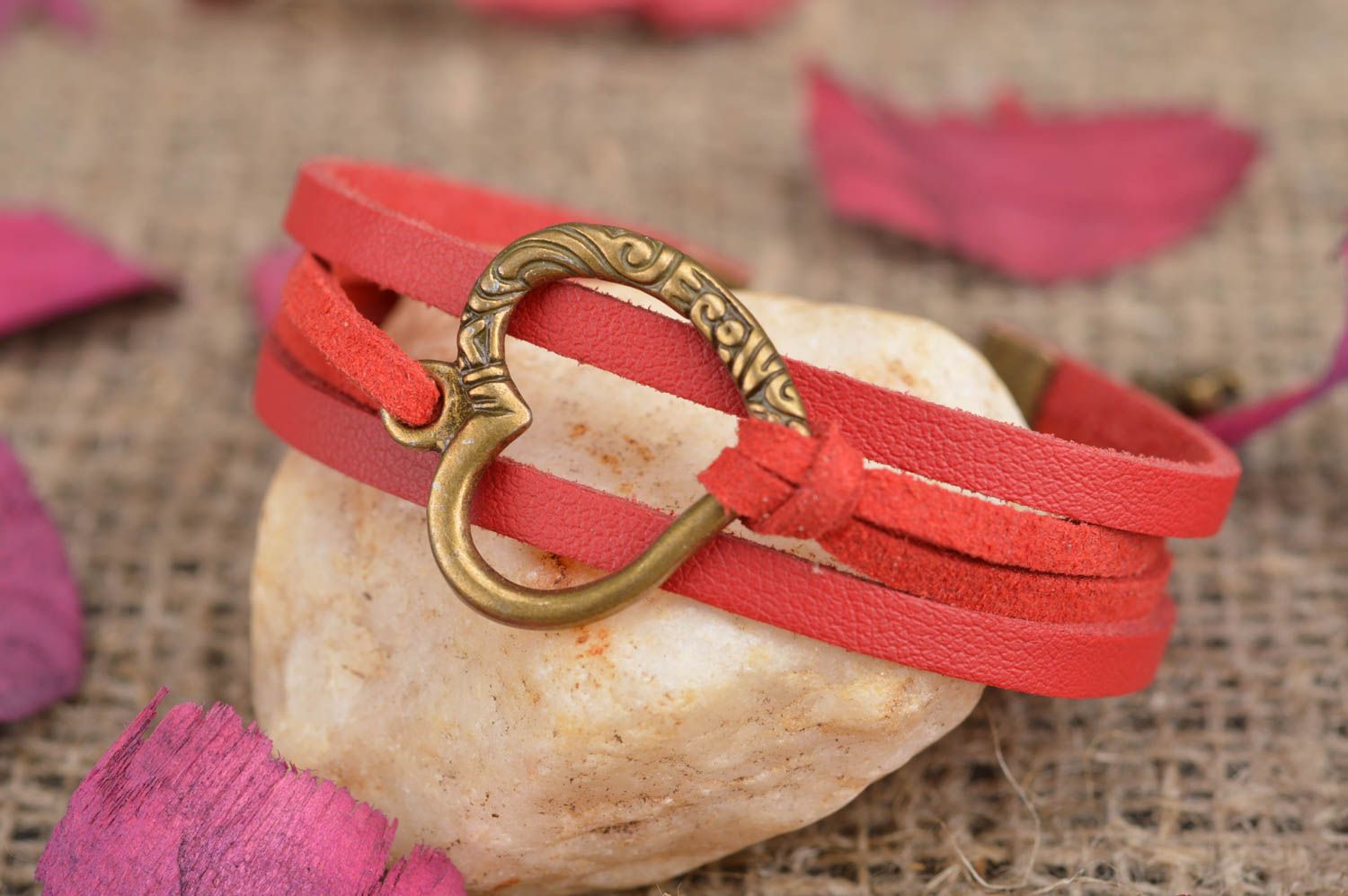 Bracelet en cuir fait main rouge avec pendentif en métal coeur bijou pour femme photo 1