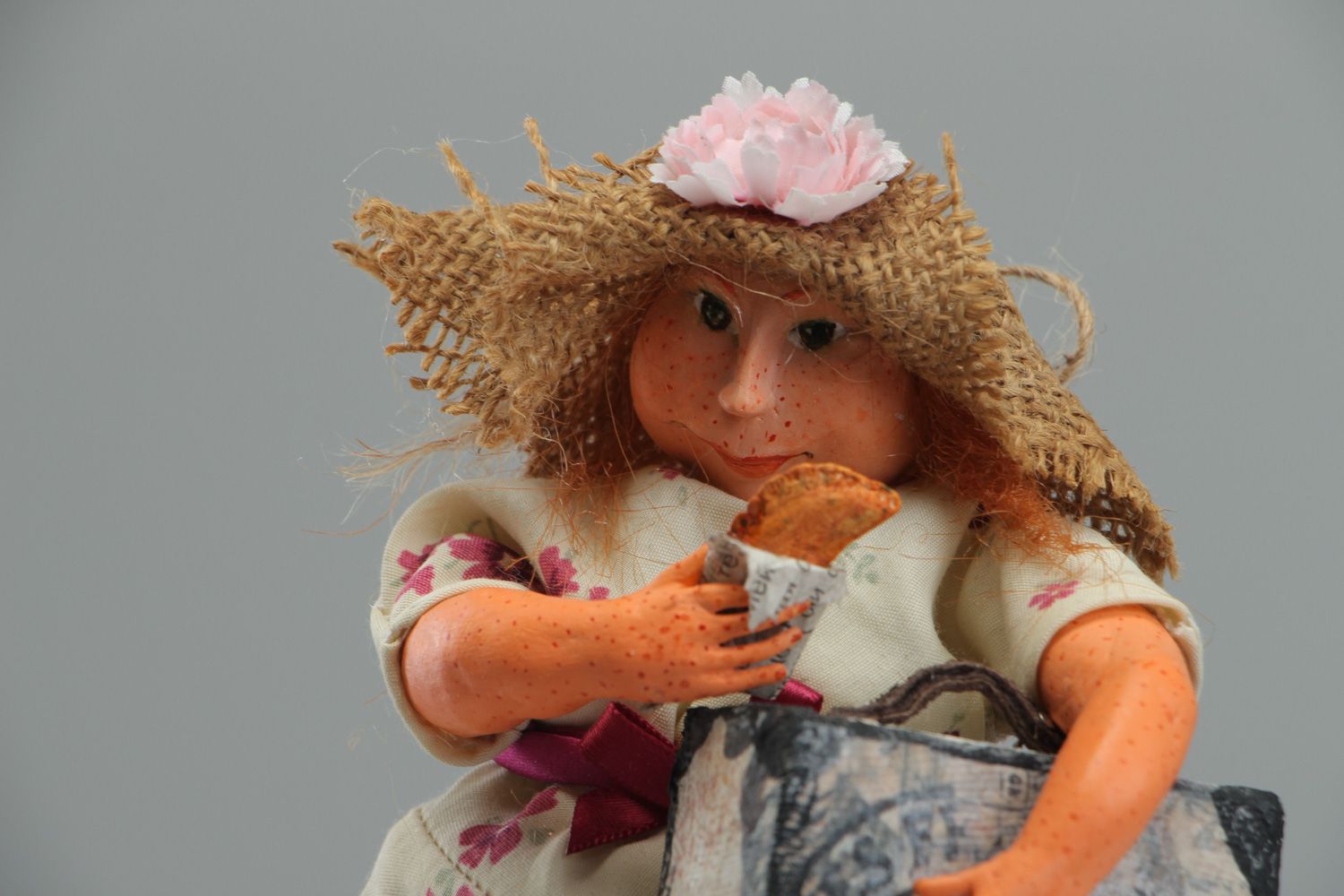 Handgemachte keramische Statuette auf Ständer Mädchen im Hut für Interieur Deko foto 2