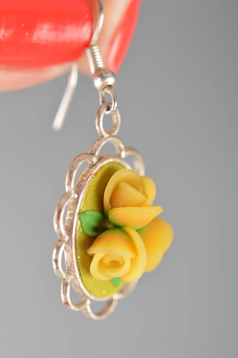 Parure bracelet et boucles d'oreilles roses jaunes en pâte polymère faits main photo 3