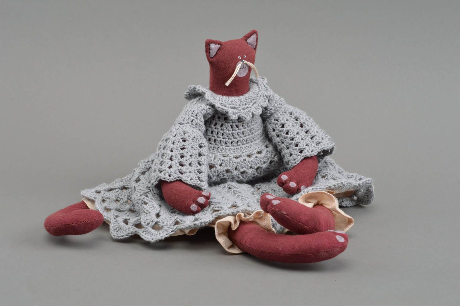 Тканевая игрушка кошка красная в вязаном платье красивая необычная ручной работы фото 4