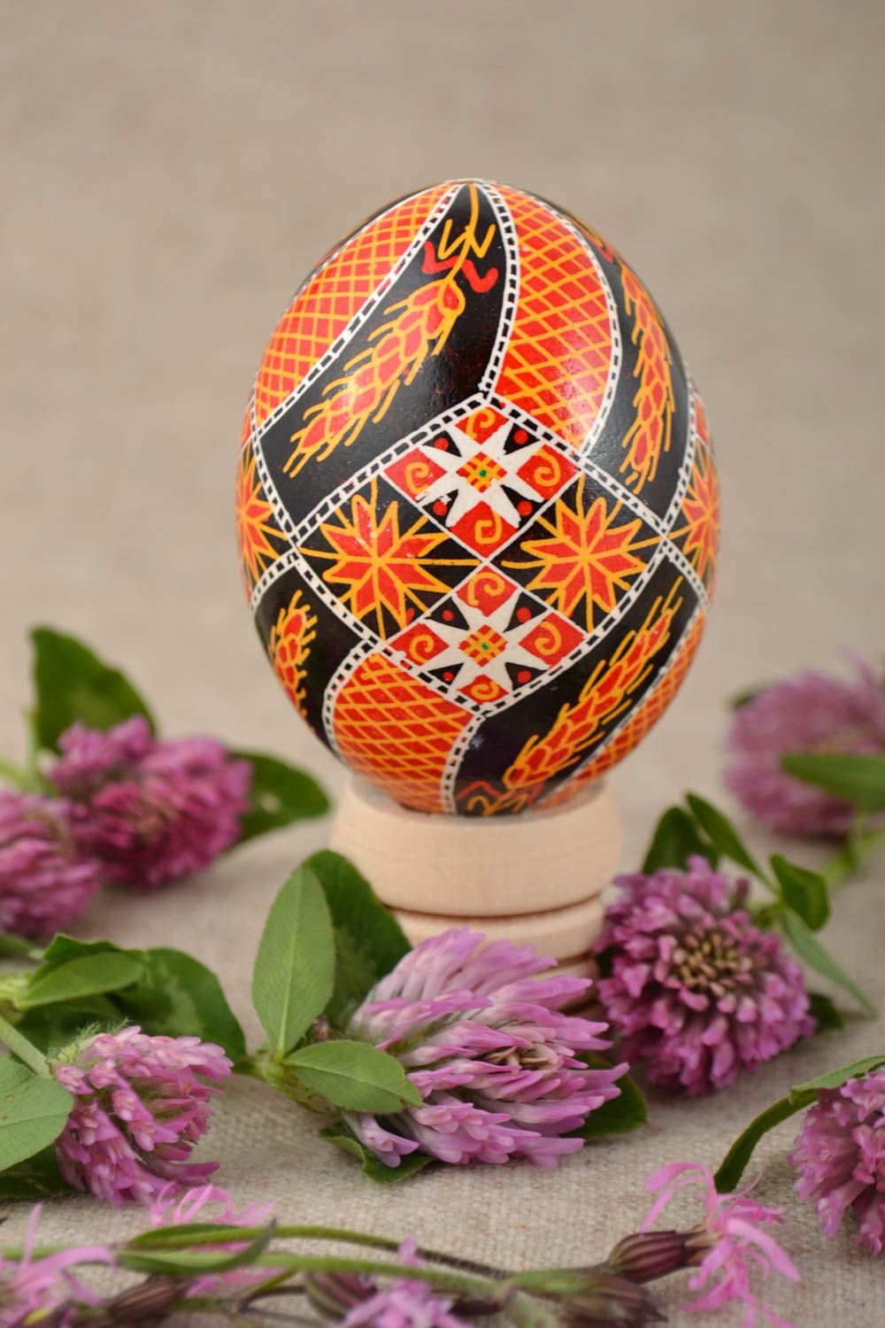 Huevo de Pascua de gallina pintado con acrílicos artesanal con espigas foto 1