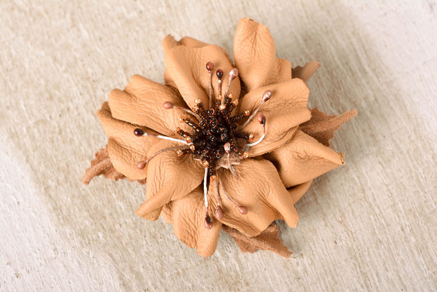 Schmuck Brosche handmade Haarspange Blume Designer Schmuck aus Leder beige foto 1