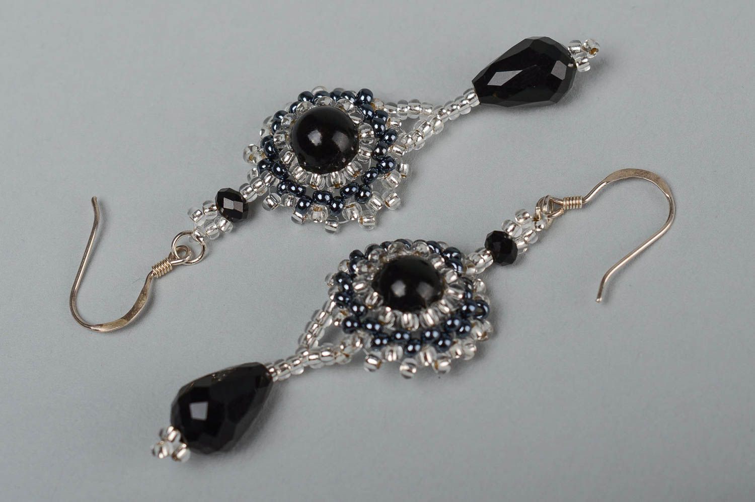 Симпатичные серьги ручной работы модные серьги черные длинные сережки с бусинами фото 4