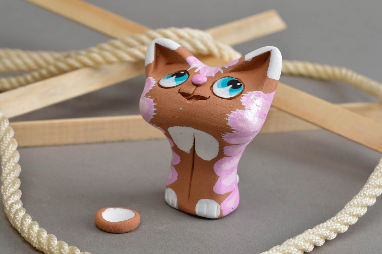Глиняный расписанный сувенир-статуэтка ручной работы кошка с розовой холкой фото 1