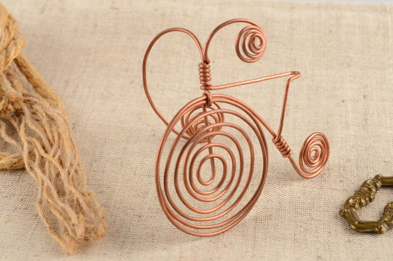 Figura decorativa de alambre de cobre original hecha a mano bicicleta  foto 1