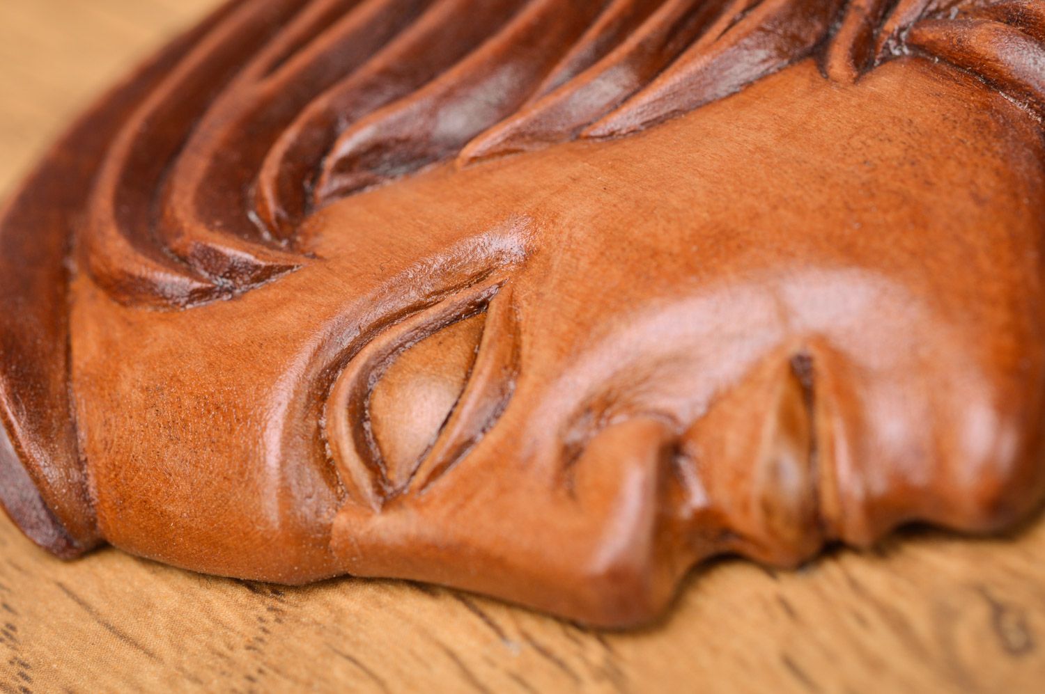 Cuadro de madera artesanal con mujer de color marrón de tamaño mediano foto 4