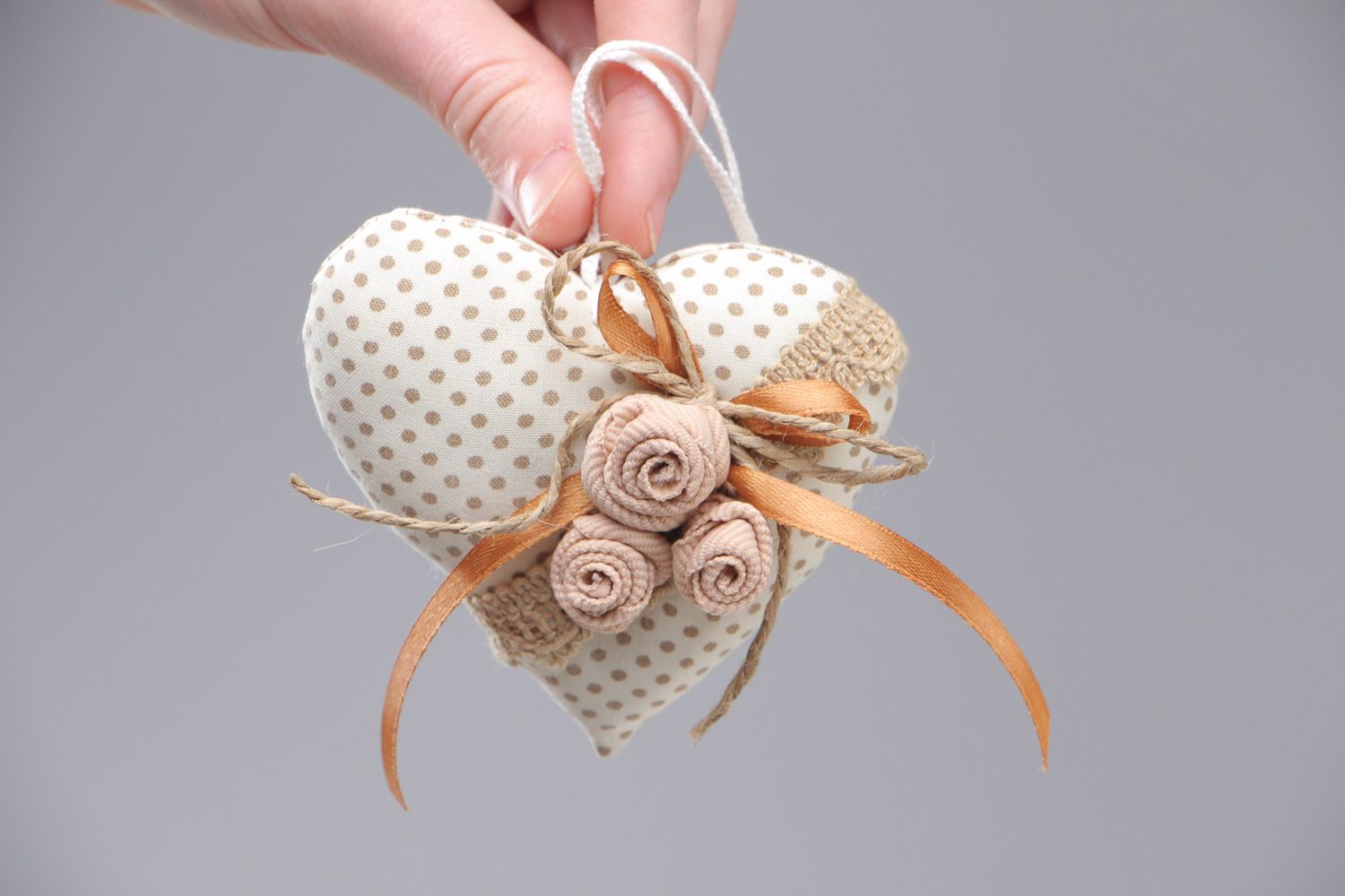 Suspension décorative Coeur en tissu de coton avec dentelle et rubans faite main photo 4