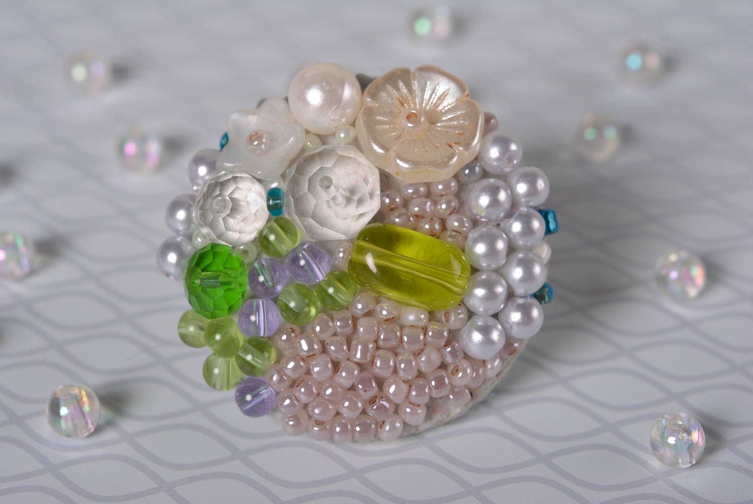 Broche ronde faite main Accessoire femme en perles fantaisie Cadeau femme photo 1
