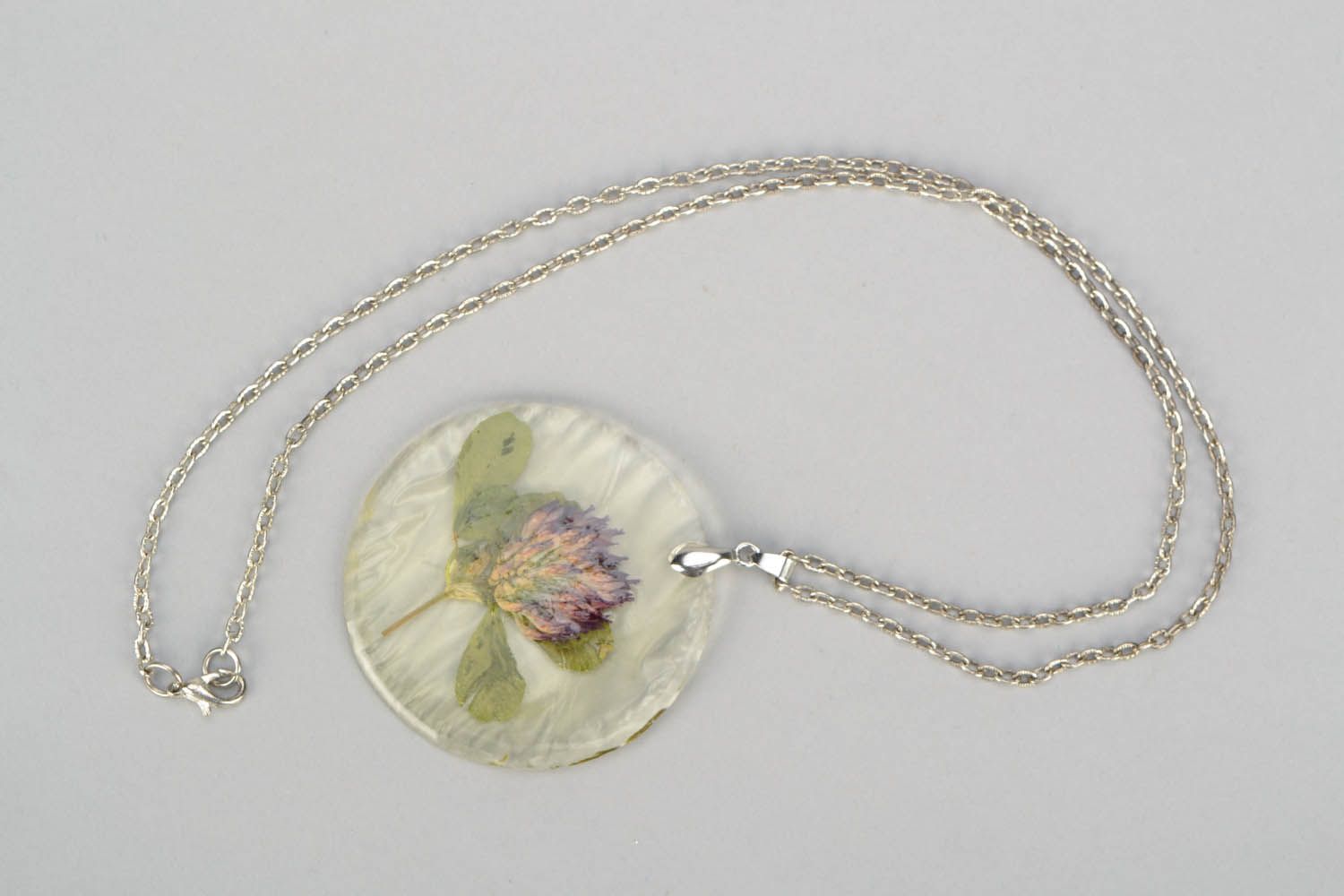 Round pendant with long chain photo 3