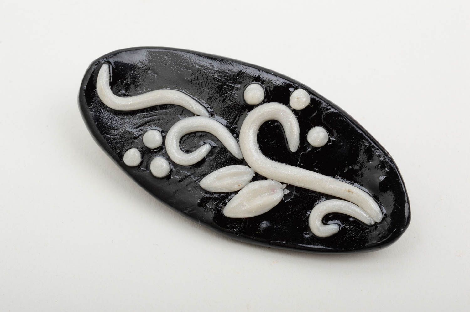 Broche noire à motif blanc Bijou fait main en pâte polymère Cadeau pour femme photo 3