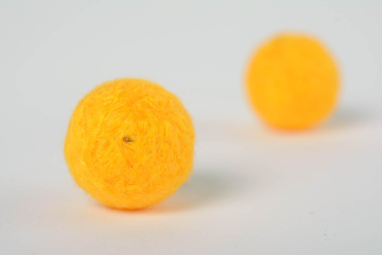 Желтые серьги в технике валяния из шерсти ручной работы в форме шариков фото 5