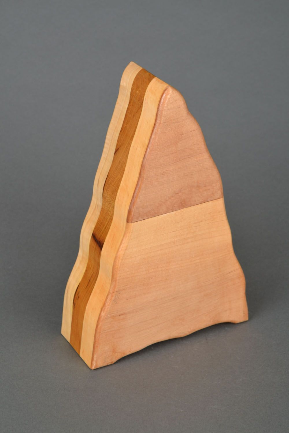 Caja de madera hecha a mano con forma de pirámide foto 5