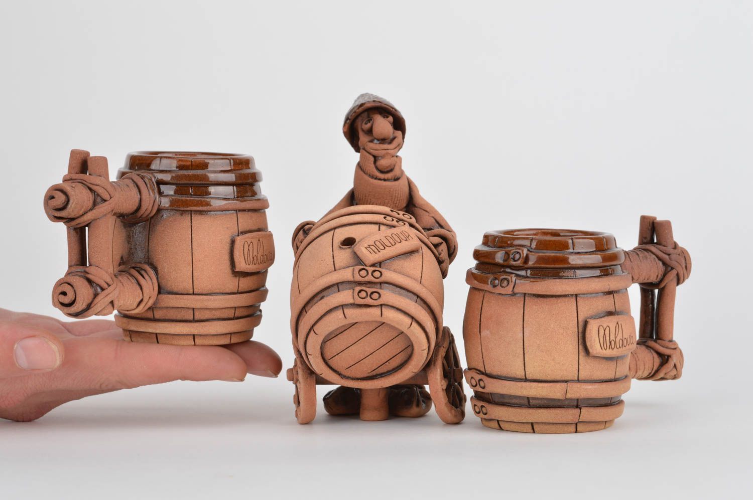 Dos tazas originales y figura de vinicultor con barril artesanales de cerámica foto 3