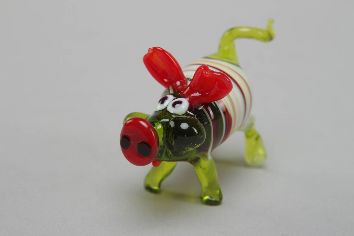 Color glass statuette of pig photo 2