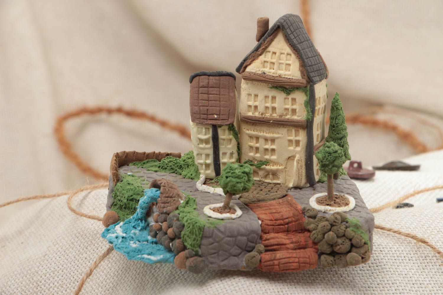 Figurine maison en pâte polymère miniature peinte originale faite main photo 1