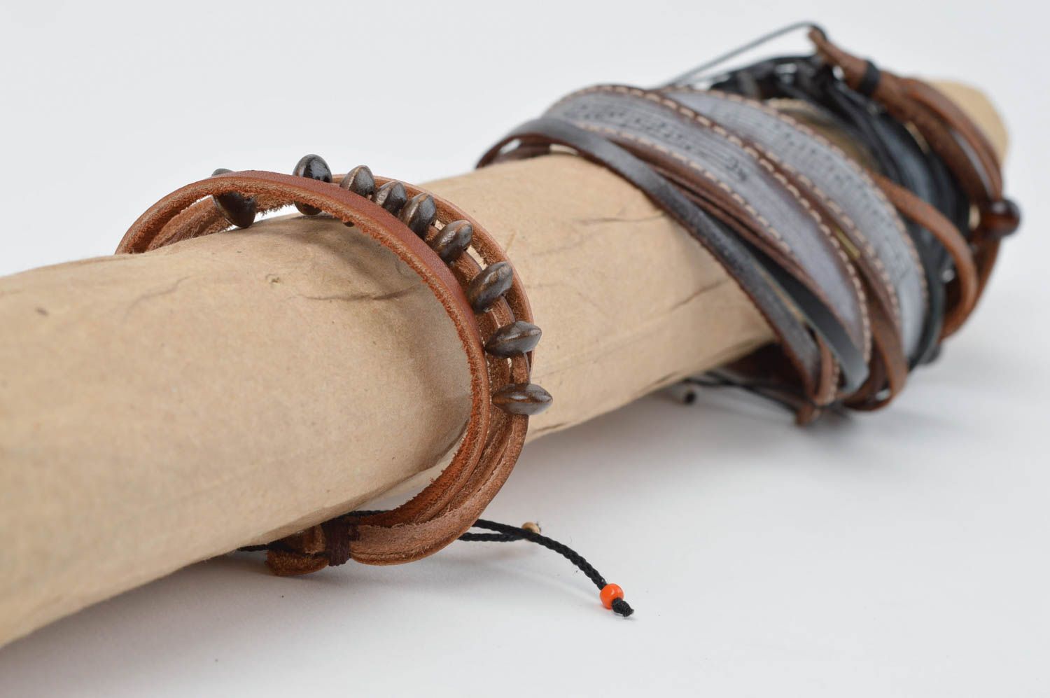 Pulsera de cuero elegante hecha a mano accesorio para mujer reglo original  foto 2