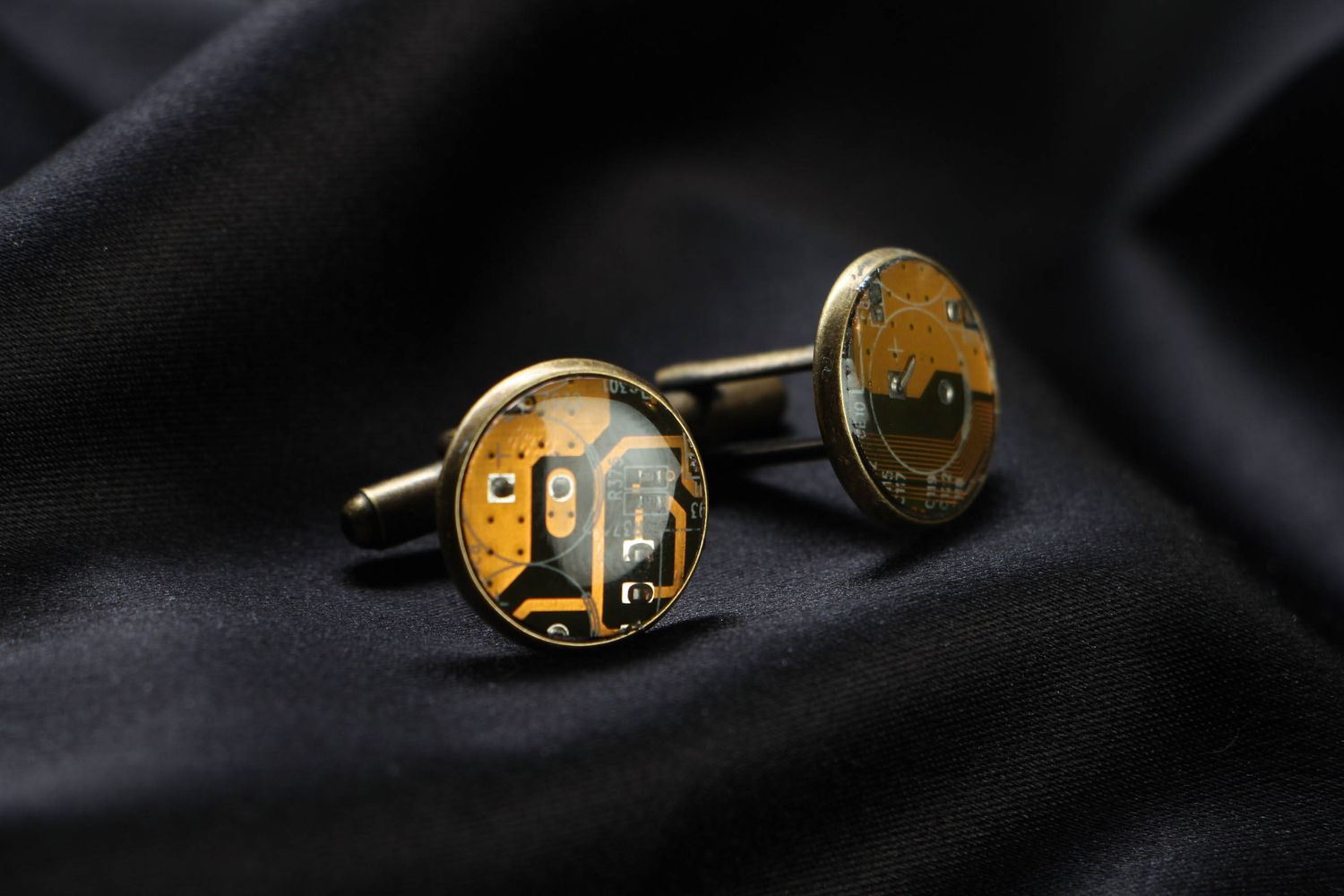 Round cuff links with micro schemes of yellow color photo 1