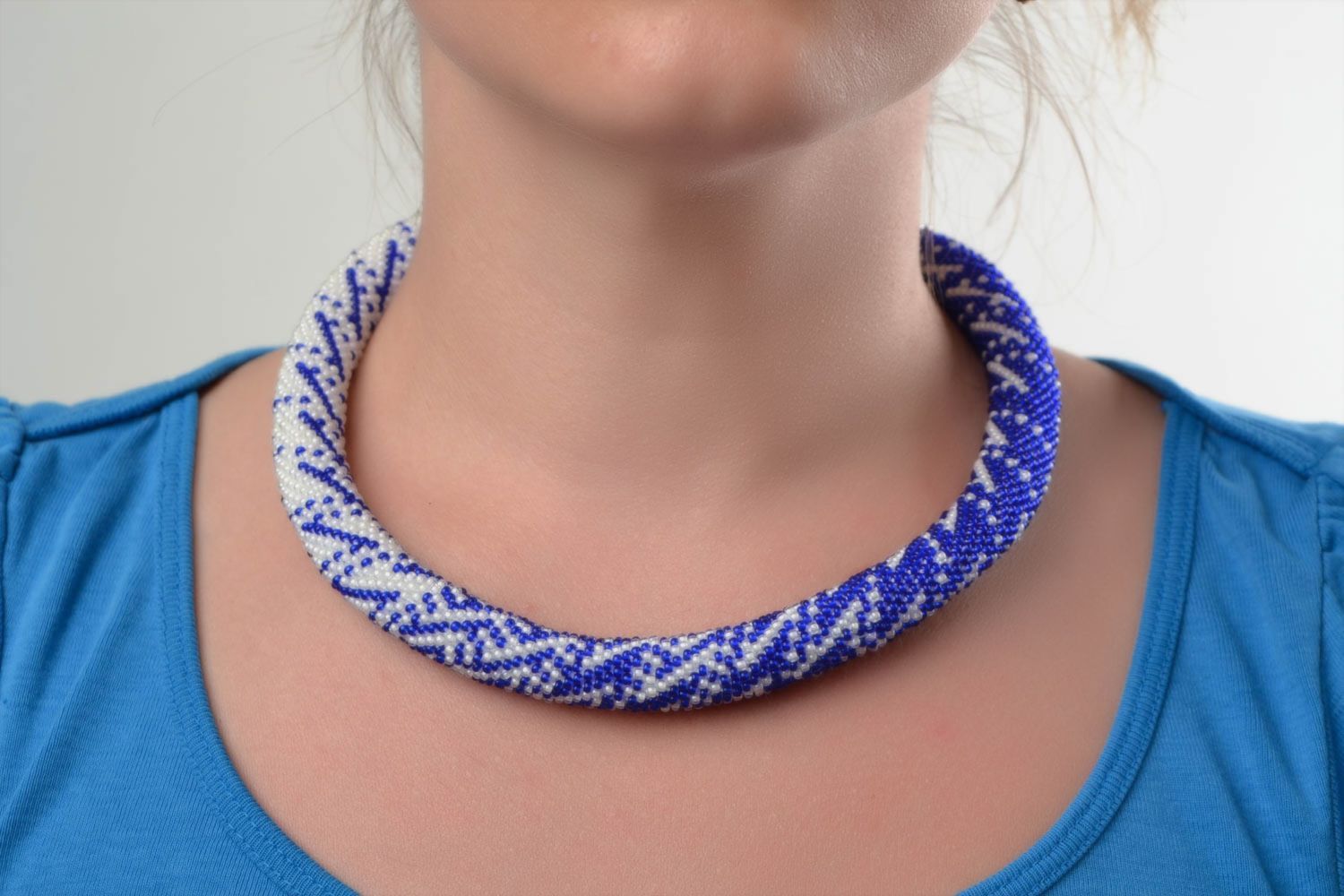 Beau collier en perles de rocaille bleu blanc au crochet fait main accessoire photo 1