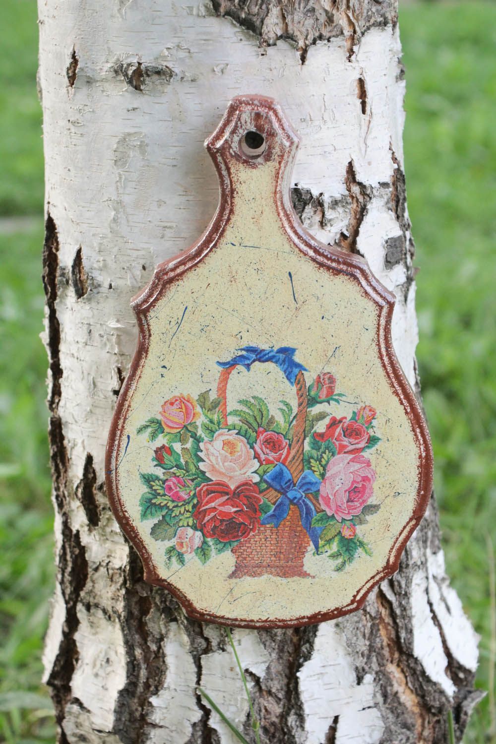 Tábua de corte decorativa feita de madeira com decoupage pintada com tintas acrílicas foto 2