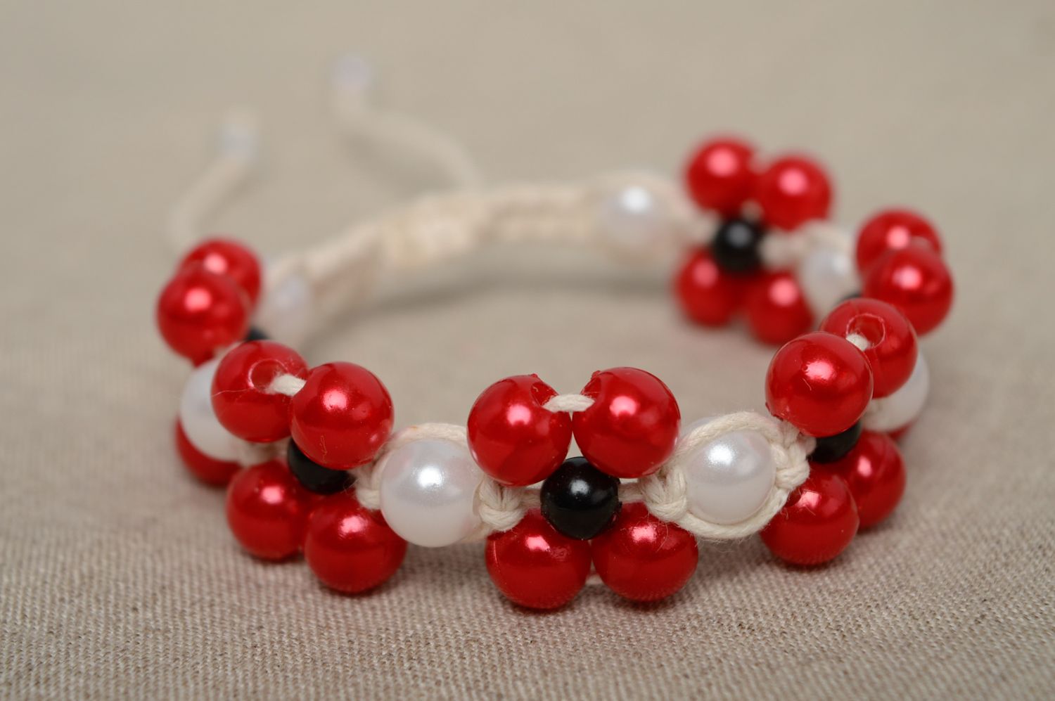 Bracelet en macramé avec perles céramiques rouge et blanc fait main pour femme photo 4
