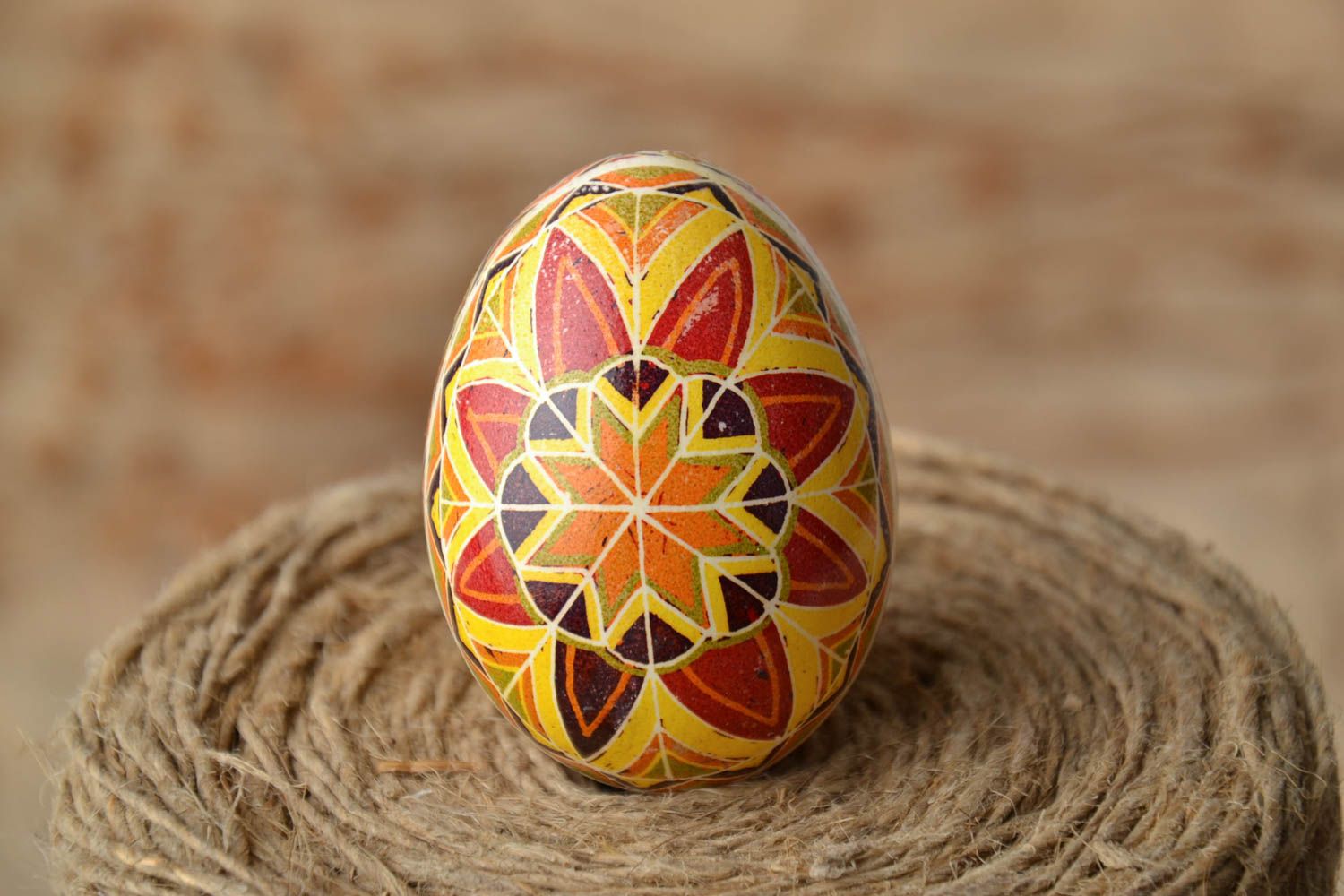 Huevo decorativo de Pascua con símbolos tradicionales foto 1