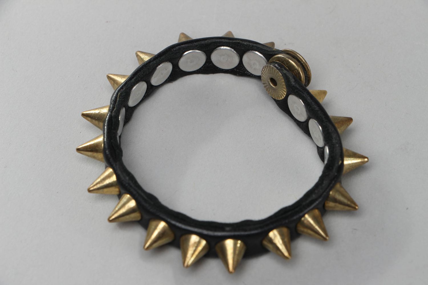 Thin leather bracelet with spikes photo 2