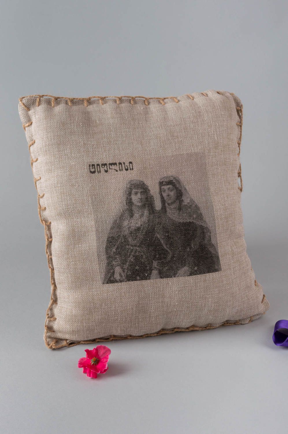 Мягкая диванная подушка из ткани с принтом ручной работы авторская красивая фото 1