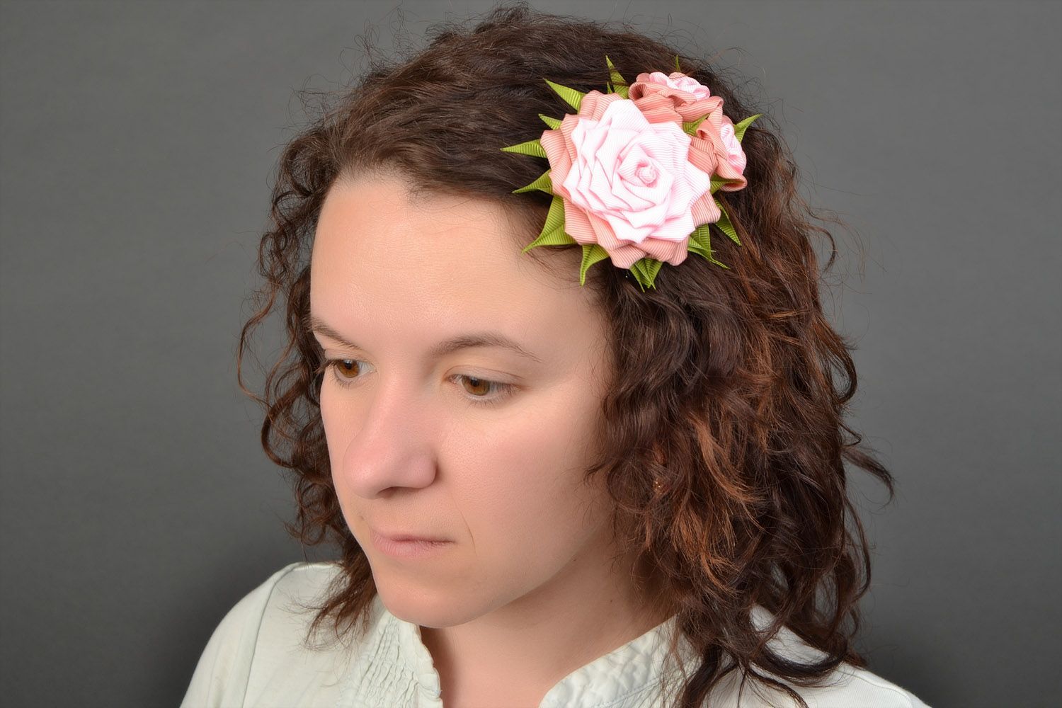 Pince à cheveux faite main avec roses en rubans photo 2