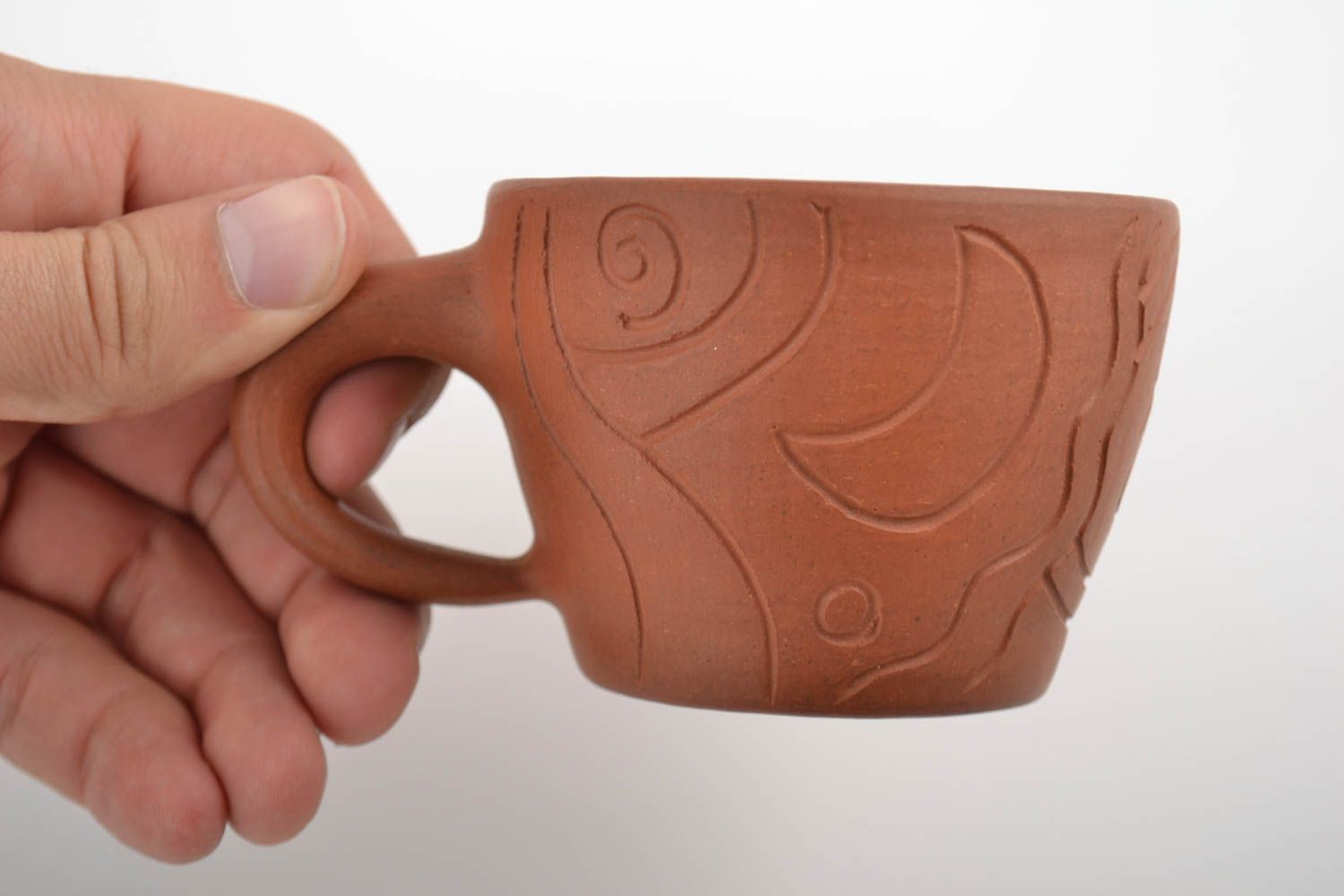 Глиняная чашка коричневая с узором для кофе ручной работы объемом 150 мл фото 2