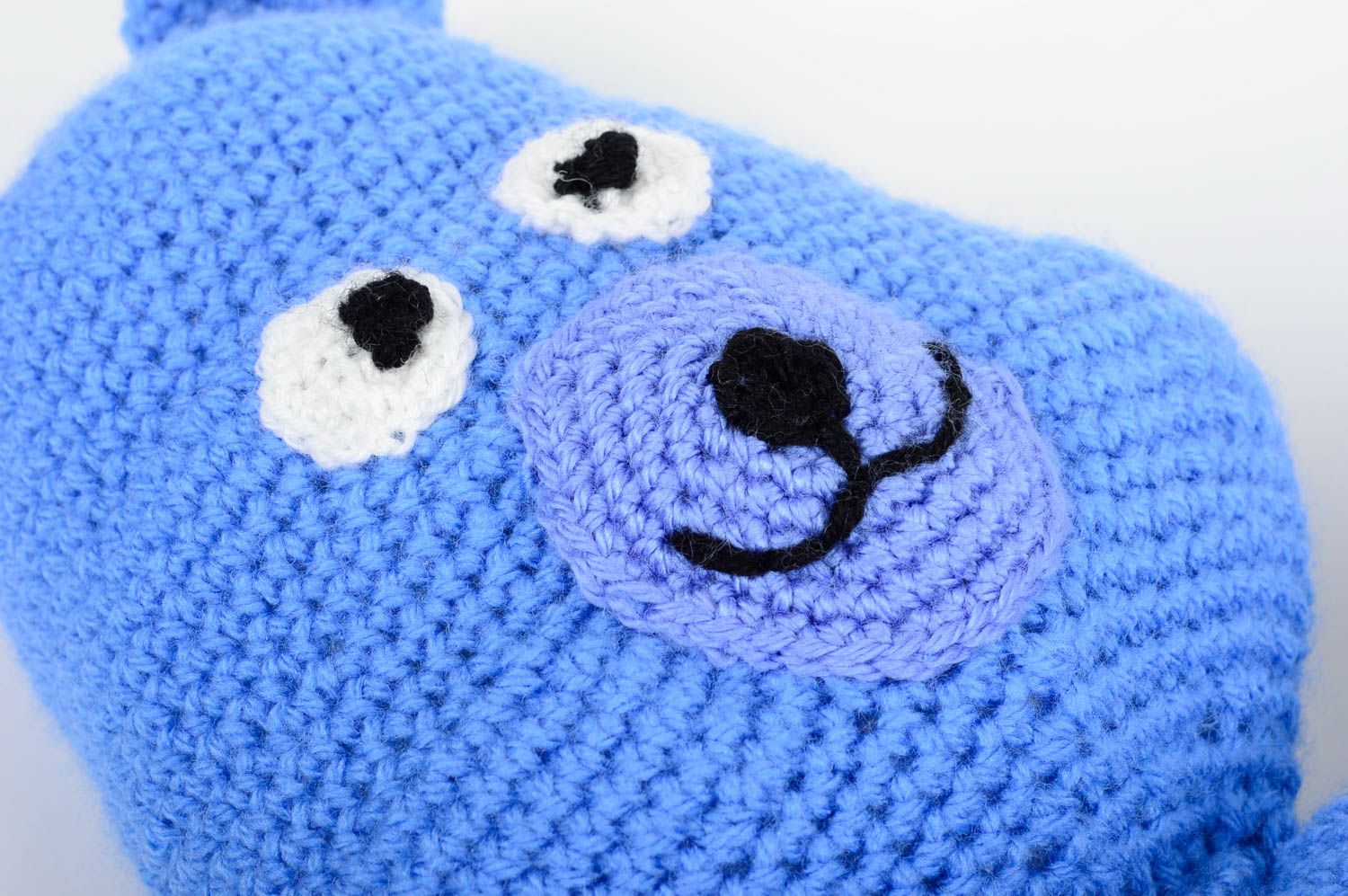 Coussin bleu fait main Peluche ours tricoté au crochet original Déco maison photo 4