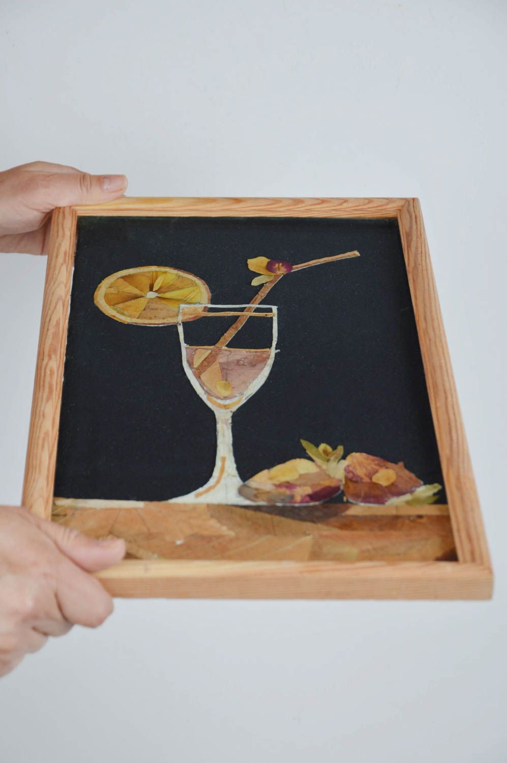 Handgemachtes Bild aus getrockneten Blättern und Rosenblumen Sektglas für Dekor foto 3