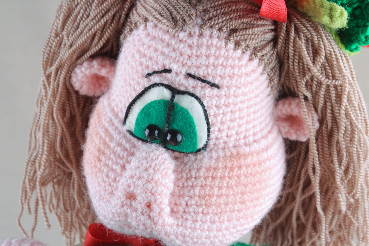 Brinquedo macio têxtil feito à mão de tecido para decoração Menina morango foto 3
